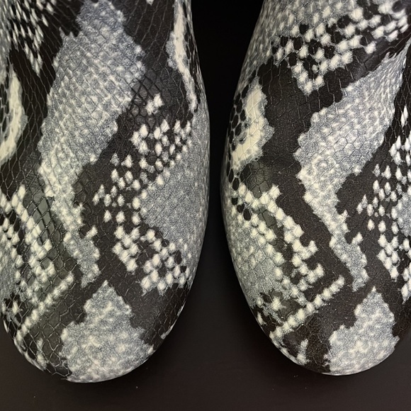 Marciano women’s leather snakeskin print ankle booties size 9M - Picture 11 of 11